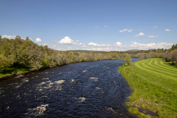 the river spey in the cairngorms national park, scottish highlands, uk - spey scotland stockfoto's en -beelden