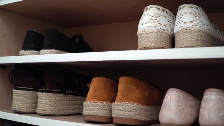 Półki wypełnione różnymi wygodnymi butami odpowiednimi do wielogodzinnego stania.