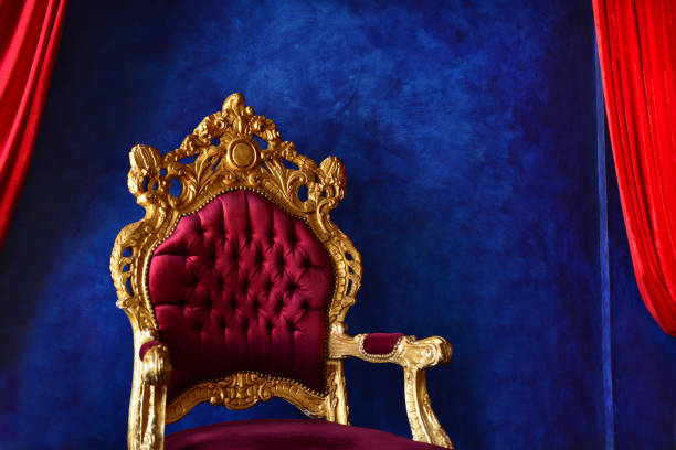 intérieur classique de luxe avec mur bleu et chaise violet-or. extraordinaire intérieur bleu et violet. le bleu et le rouge contrastent avec les murs. intérieur de maison cher avec fauteuil violet. - throne photos et images de collection