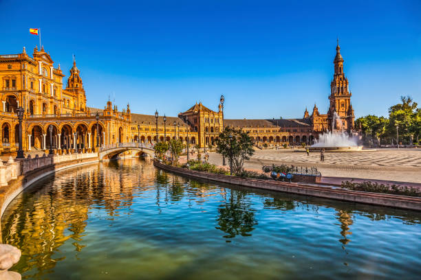 plaza de espana square reflection sevilla spanien - plaza de espana seville spain parque maria luisa stock-fotos und bilder