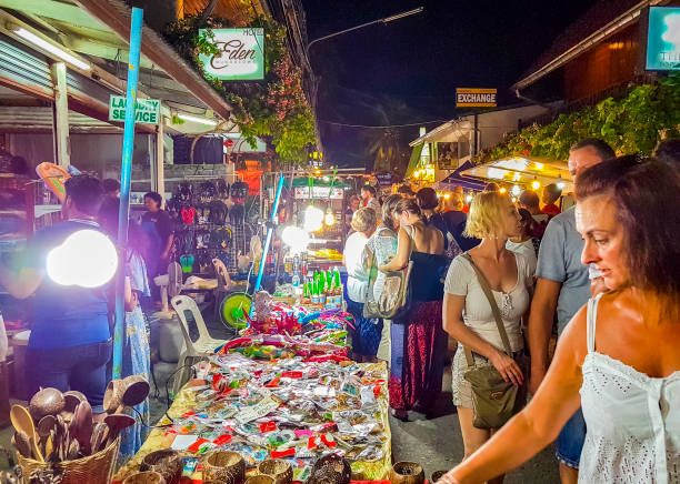 ourist koupit thajské jídlo v night market fishermans village bo phut na ostrově koh samui v thajsku. - ko samui - stock snímky, obrázky a fotky