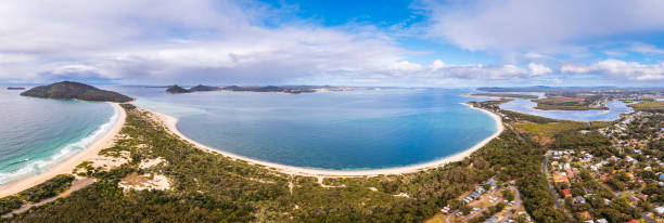 vue aérienne de hawks nest nsw - port stephens new south wales australia coastline photos et images de collection