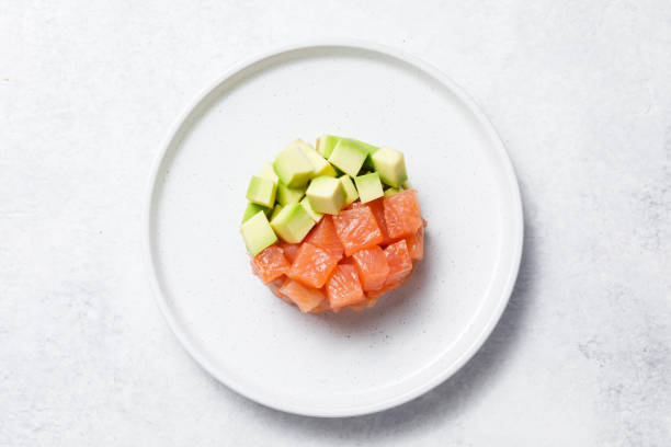 tartar de aguacate de salmón sobre fondo de mesa de piedra blanca. - smoked salmon cooking copy space food fotografías e imágenes de stock