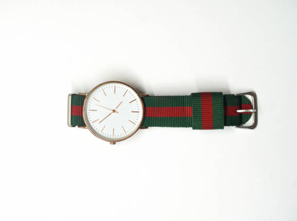 montre-bracelet sur fond blanc - watch wristwatch clock hand leather photos et images de collection