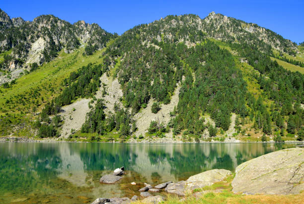 lago gaube no departamento de hautes-pirineus, frança, europa. - gaube - fotografias e filmes do acervo