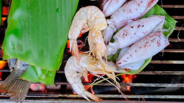 Fresh seafood such as shrimp, squid, and fish are traditionally roasted by wrapped banana leaves over a smoky charcoal grill. It's a delicious dinner for BBQ parties, picnics, or restaurant meals.