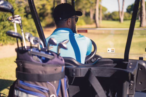ゴルフカートに乗るゴルファー - golf cart golf bag horizontal outdoors ストックフォトと画像