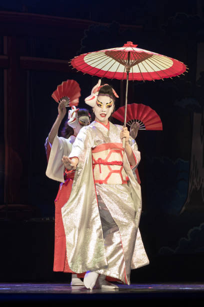 mulheres japonesas em quimono tradicional dansing com guarda-chuva e fãs. performance tradicional japonesa. - kabuki - fotografias e filmes do acervo