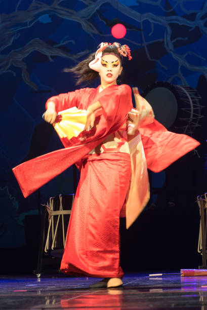 la femme danse avec un ventilateur. performance traditionnelle japonaise danse du renard roux. kino kitsune fox est un personnage de légendes japonaises. - religion spirituality serene people tranquil scene photos et images de collection