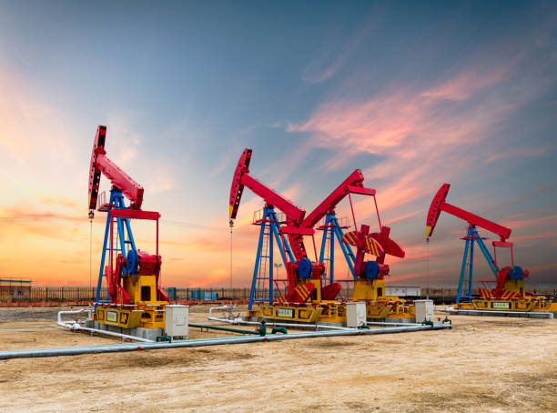 pompa oleju, sprzęt przemysłu naftowego - oil pump sunset mining drilling rig zdjęcia i obrazy z banku zdjęć