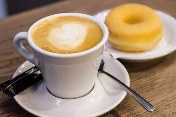 朝の朝食にミルクとドーナツのコーヒー - donut caffeine coffee cream ストックフォトと画像
