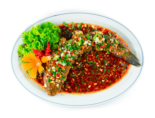 жареная рыба с острым чили сычуаньский острый соус жареная змееголовая рыба китайская еда - szechuan cuisine стоковые фото и изображения