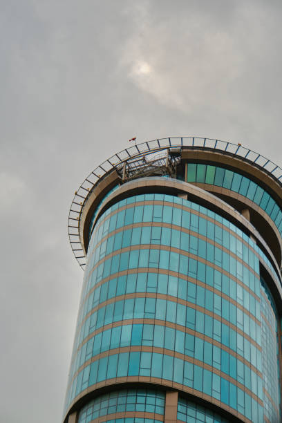 edificio residenziale grattacielo di architettura moderna a istanbul e cielo nuvoloso e giornata piovosa. - high rise apartments foto e immagini stock