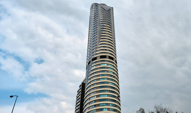 edificio residenziale grattacielo di architettura moderna a istanbul e cielo nuvoloso e giornata piovosa. - high rise apartments foto e immagini stock