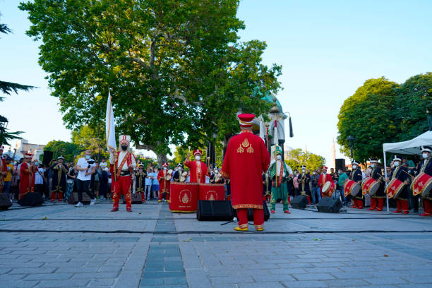 ottoman mehter band mini consert auf dem sultanahmet platz in istanbul, türkei. juli 10, 2021 - ancient civilization audio stock-fotos und bilder