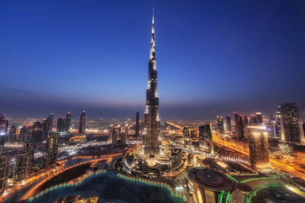 vista notturna del burj khalifa a dubai, emirati arabi uniti - burj khalifa foto e immagini stock