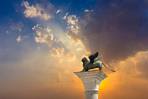 푸른 하늘 배경에 광장 산 마르코에 청동 사자, 베니스, 이탈리아. 날개 달린 사자는 베니스의 상징입니다. 베니스 중심부의 기둥 클로즈업에 고대 동상 - san marco quarter 뉴스 사진 이미지