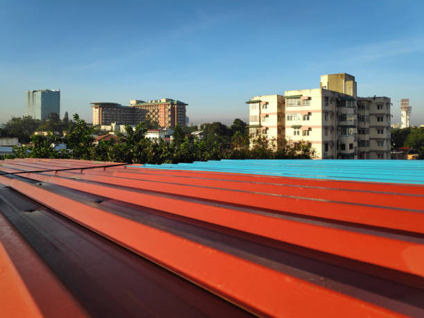 bemalte blechüberdachung in bangalore stadt - architecture roof aluminum sheet industry stock-fotos und bilder