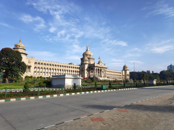 здание законодательного органа штата в центре бангалора, индия - bangalore india parliament building building exterior стоковые фото и изображения