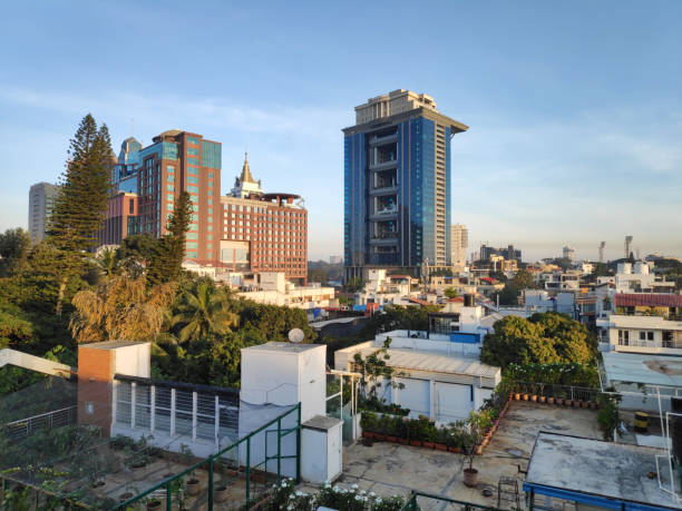 azoteas y una vista del centro de bangalore, india - india bangalore contemporary skyline fotografías e imágenes de stock