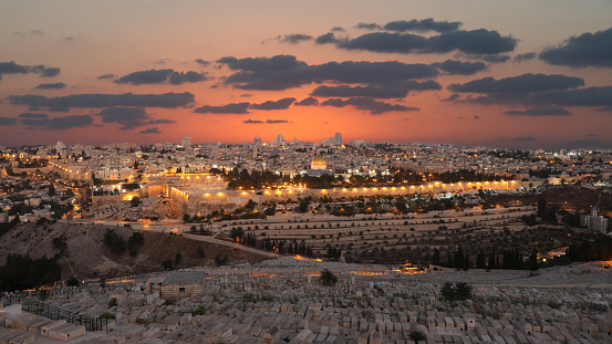 Vista aérea de la puesta de sol del horizonte de la ciudad vieja de Jerusalén photo