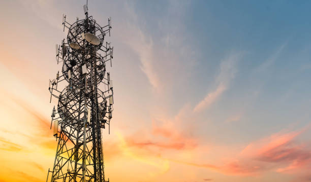 5g sunset cell tower: torre de comunicações celulares para transmissão de telefones celulares e vídeos - chinese pattern audio - fotografias e filmes do acervo