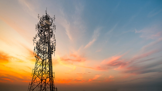 5G Sunset Cell Tower: Torre de comunicaciones celulares para telefonía móvil y transmisión de datos de vídeo photo