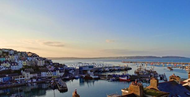 torbay al anochecer - torquay fotografías e imágenes de stock