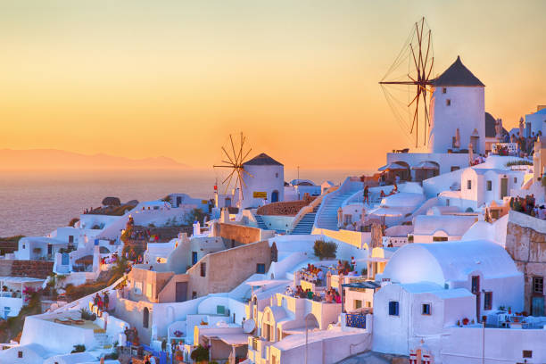 zachód słońca na wyspie santorini, grecja - corfu greece sea beach zdjęcia i obrazy z banku zdjęć