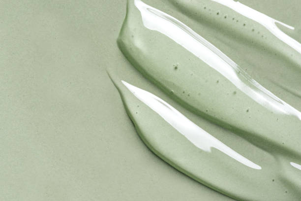 緑の上の化粧品ゲルの質感 - wet shave ストックフォトと画像