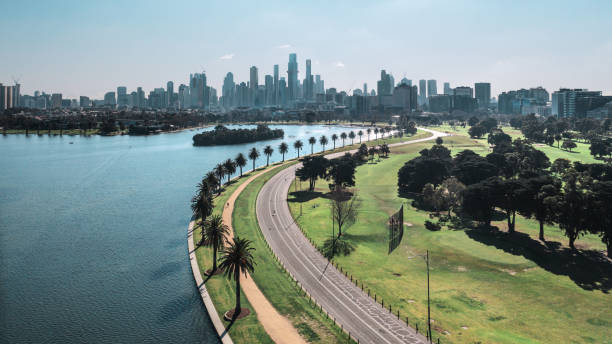 drone view albertpark melbourne - australia office building melbourne skyline - fotografias e filmes do acervo