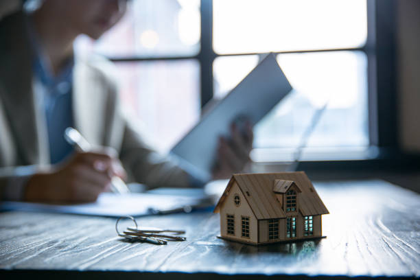 sign a house sale agreement - mortgage rates imagens e fotografias de stock
