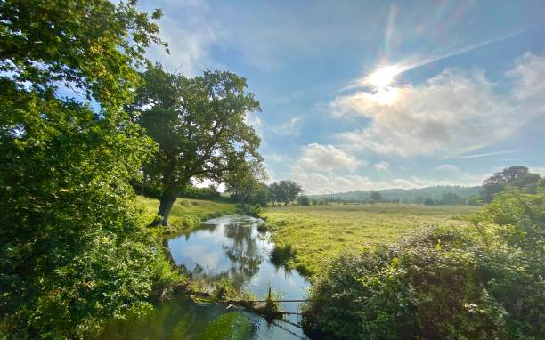 кантри ривер сцена - horizon over water england uk summer стоковые фото и изображения