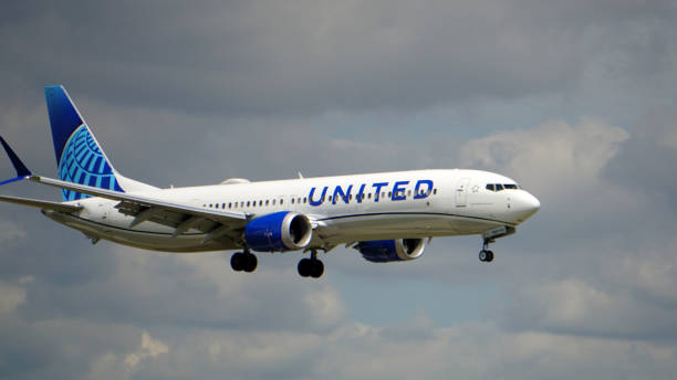 boeing 737 max von united airlines bereitet sich auf landung in chicago vor - airport usa business ohare airport stock-fotos und bilder