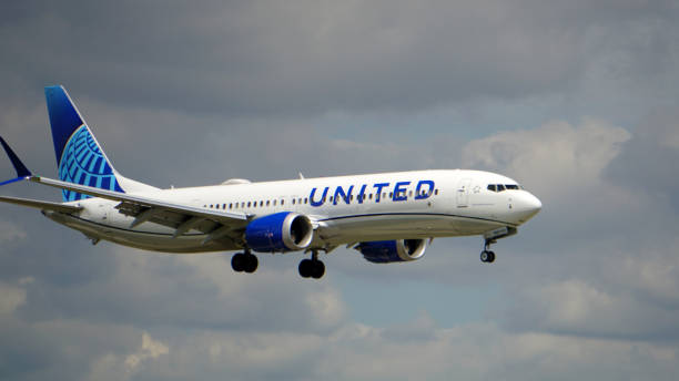 united airlines boeing 737 max prepares for landing in chicago - boeing 737 max stok fotoğraflar ve resimler