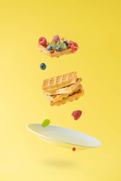gaufres sur fond jaune - waffle breakfast syrup food photos et images de collection