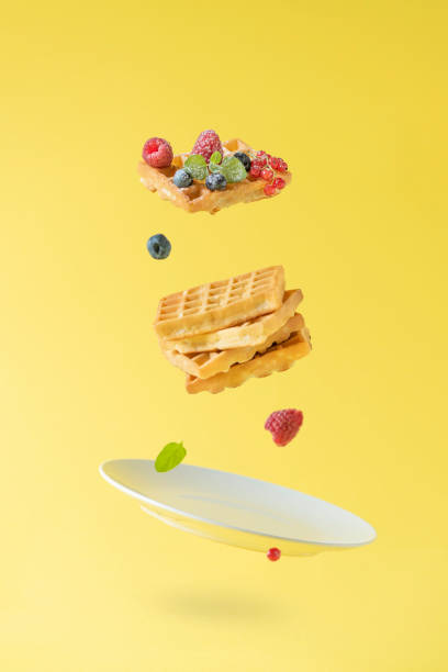 cialde su sfondo giallo - waffle breakfast food sweet food foto e immagini stock