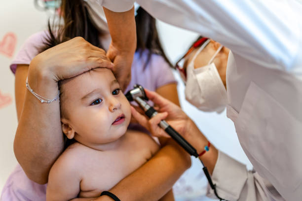 primo posto di un pediatra che ha un controllo sul suo bambino paziente - medical equipment stethoscope listening medical foto e immagini stock