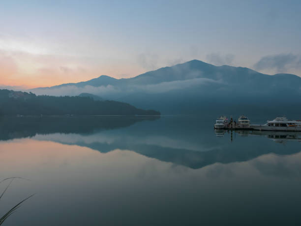 amanecer en el lago de la luna del sol, taiwán - sun moon lake fotografías e imágenes de stock