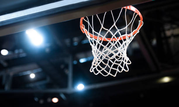 basketball-reifen isoliert auf schwarzem hintergrund. professionelles sportkonzept - basketball stock-fotos und bilder