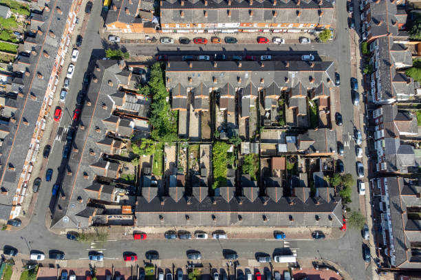 aerial view of typical terraced housing in england, uk - housing development birmingham uk row house imagens e fotografias de stock