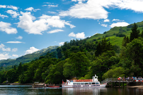 passengers waiting to board a loch lomond cruise - loch lomond loch ben lomond scotland imagens e fotografias de stock