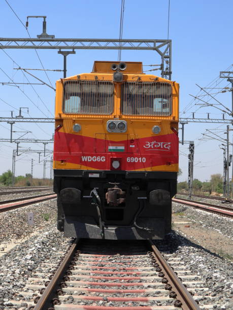 インド、ハリヤナ州アテリ:インド鉄道のディーゼル機関車エンジンが鉄道駅に立つ - diesel locomotive ストックフォトと画像