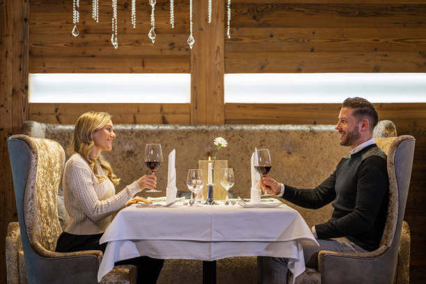 schönes paaressen im luxushotelrestaurant - restaurant dining couple dinner stock-fotos und bilder