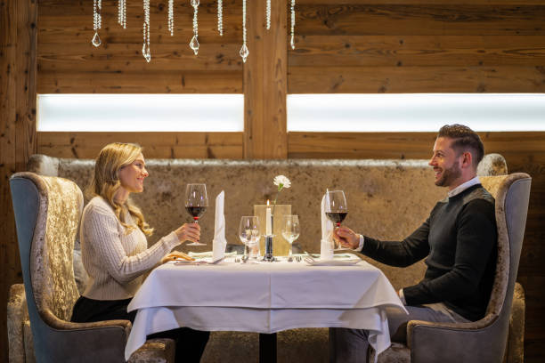 hermosa pareja cenando en el restaurante del hotel de lujo - hotel restaurant women luxury fotografías e imágenes de stock