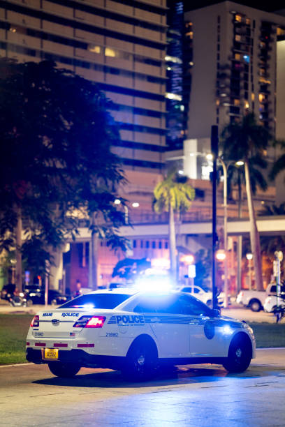 auto della polizia di miami dade di pattuglia con le luci - miami dade foto e immagini stock