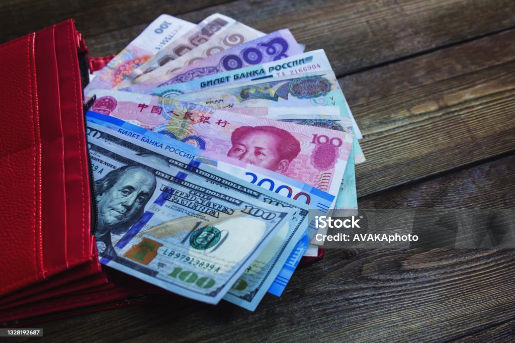 Gambar Rmb Uang Kertas Dolar Yuan Dan Rubel Foto Stok - Unduh Gambar Sekarang ...