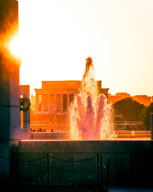 coucher de soleil au lincoln memorial - world war ii memorial flash photos et images de collection