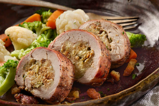 фаршированная свиная вырезка с овощами на пару - pork roast pork roasted meat стоковые фото и изображения