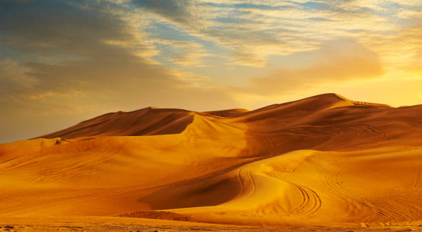 golden sand dune desert landscape panaroma. beautiful sunset over the sand dunes in the al madam desert, sharjah, uae. - sahara desert imagens e fotografias de stock